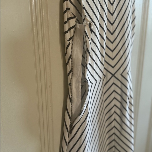 Banana Republic Black and White Striped Dress - Size 6 - Picture 7 of 7